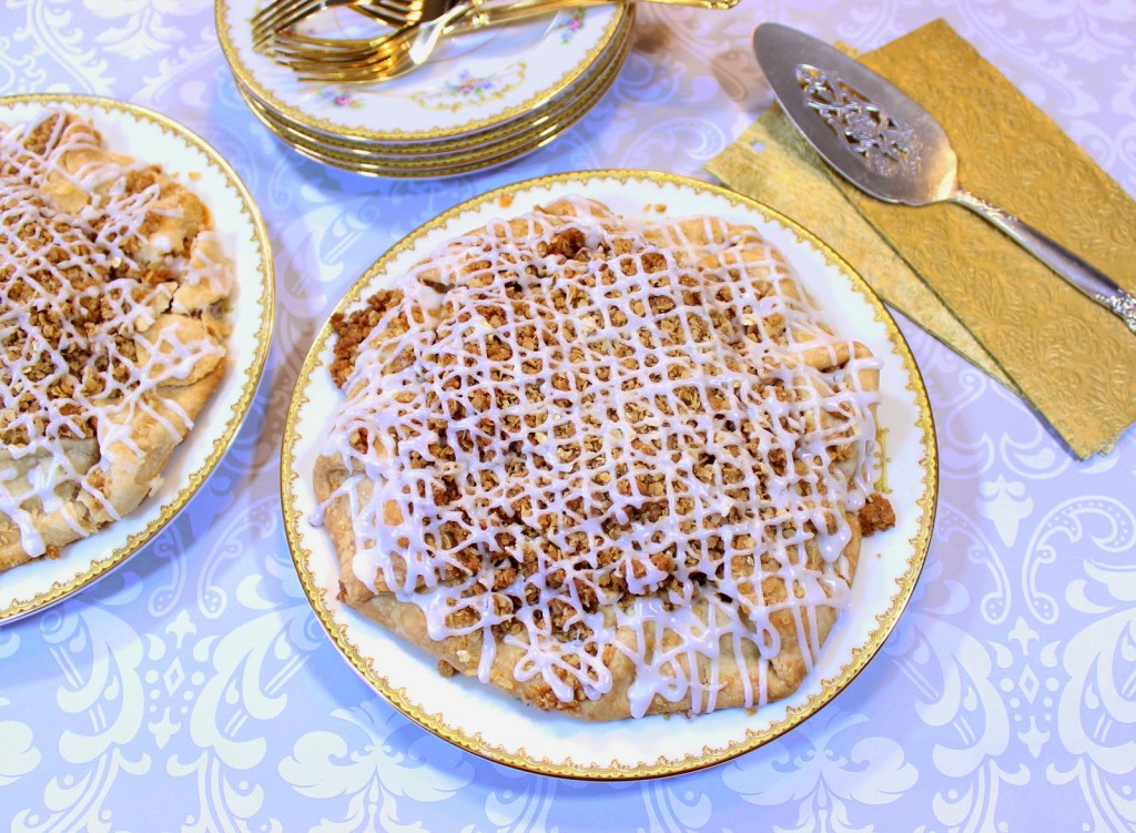 Apple Crumble Crostata combines the best of an apple pie and an apple crumble - Kudos Kitchen by Renee https://www.kudoskitchenbyrenee.com///2015/04/apple-crumble-crostata.html