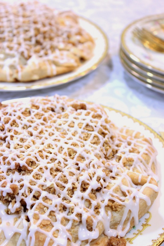 Apple Crumble Crostata combines the best of an apple pie and an apple crumble - Kudos Kitchen by Renee https://www.kudoskitchenbyrenee.com///2015/04/apple-crumble-crostata.html