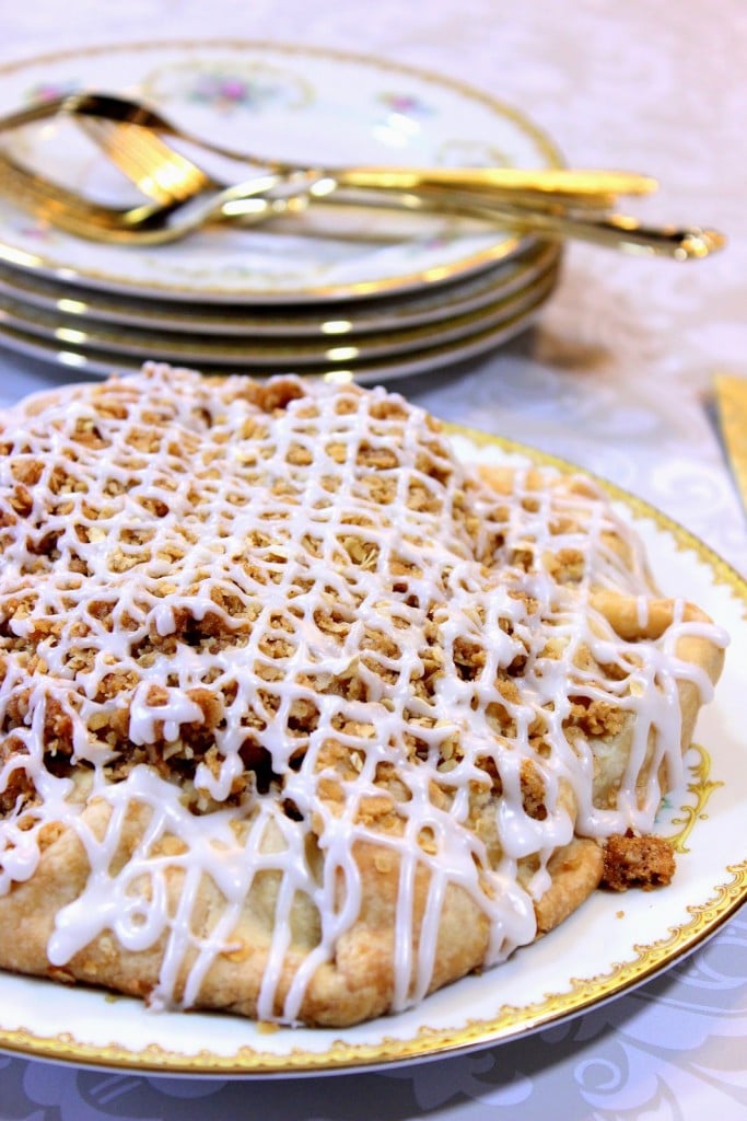 Apple Crumble Crostata combines the best of an apple pie and an apple crumble - Kudos Kitchen by Renee https://www.kudoskitchenbyrenee.com///2015/04/apple-crumble-crostata.html