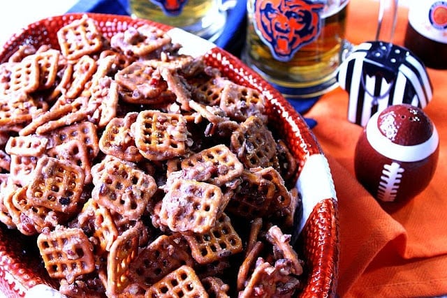 Irresistible Cinnamon Praline Pretzels - www.kudoskitchenbyrenee.com Cinnamon Praline Pretzels