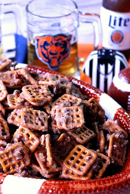 What do you get when you cross salty pretzels with sweet praline and cinnamon? Simply the most addicting, sweet and salty snack that's, perfect for munching while cheering on your favorite team. - Kudos Kitchen by Renee Cinnamon Praline Pretzels