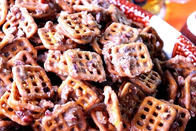 Irresistible Cinnamon Praline Pretzels - www.kudoskitchenbyrenee.com Cinnamon Praline Pretzels