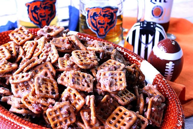 Irresistible Cinnamon Praline Pretzels - www.kudoskitchenbyrenee.com Cinnamon Praline Pretzels