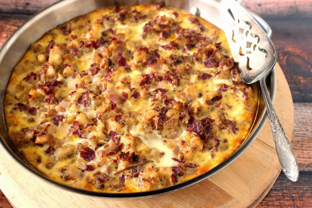 When you have a taste for corned beef hash, but also a wonderfully eggy frittata, why not make this unexpected yet delicious Corned Beef Hash Frittata? It will satisfy everyone at the breakfast, lunch, and even dinner table. - www.kudoskitchenbyrenee.com Corned Beef Hash Frittata Recipe via Kudos Kitchen by Renee