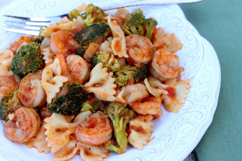 Shrimp Fra Diavolo with Broccoli is a hearty, spicy, seafood dish that packs a punch of heat from red pepper flakes and prepared salsa. - www.kudoskitchenbyrenee.com Shrimp Fra Diavolo with Broccoli - www.kudoskitchenbyrenee.com