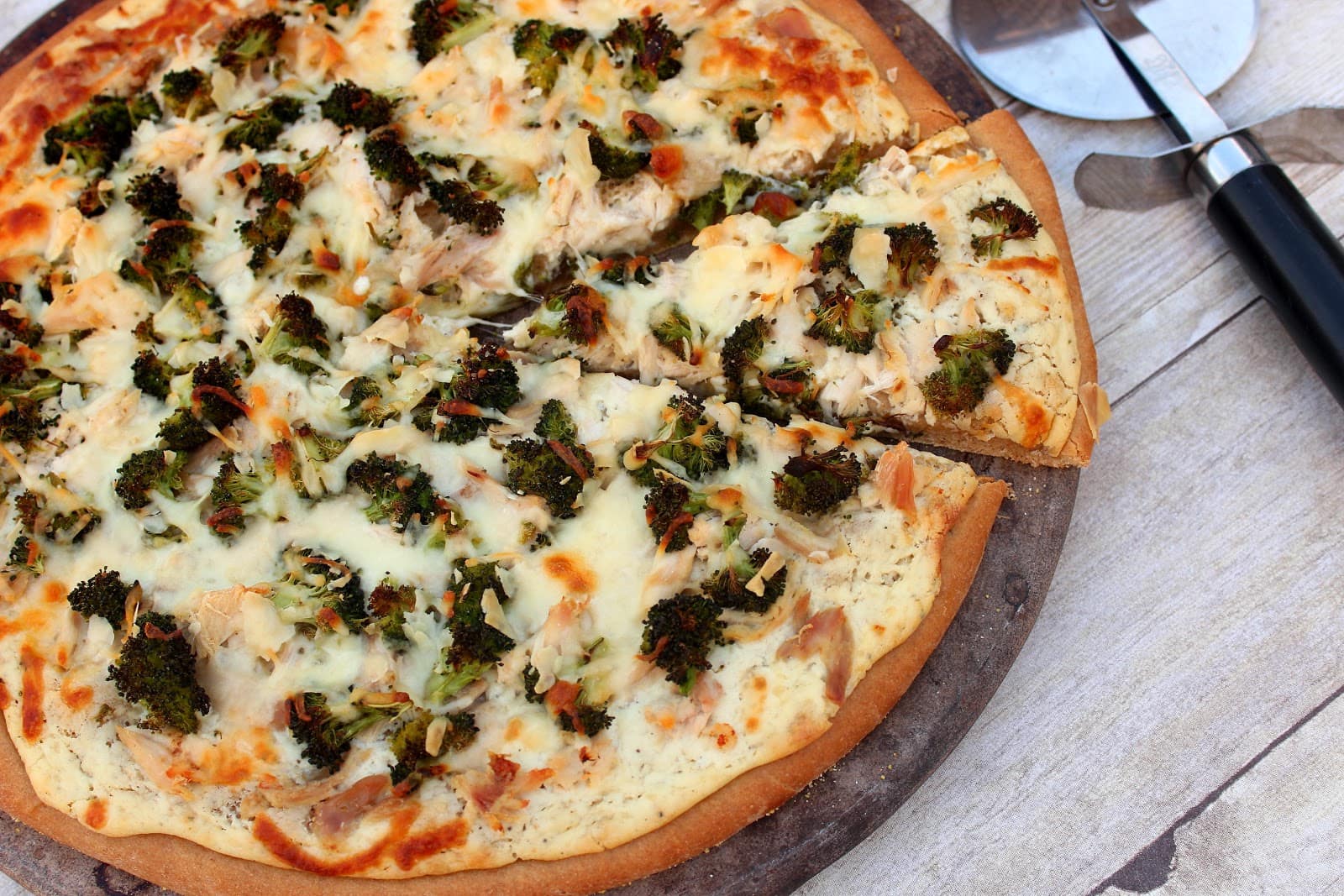 Chicken Broccoli Alfredo Pizza ⋆ Kudos Kitchen by Renee