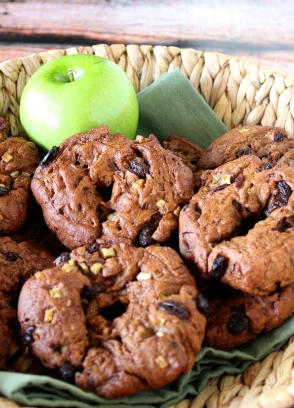 Apples and Cinnamon Whole Wheat Bagels Apple and Cinnamon Whole Wheat Bagels with Raisins are completely chewy and delicious.
