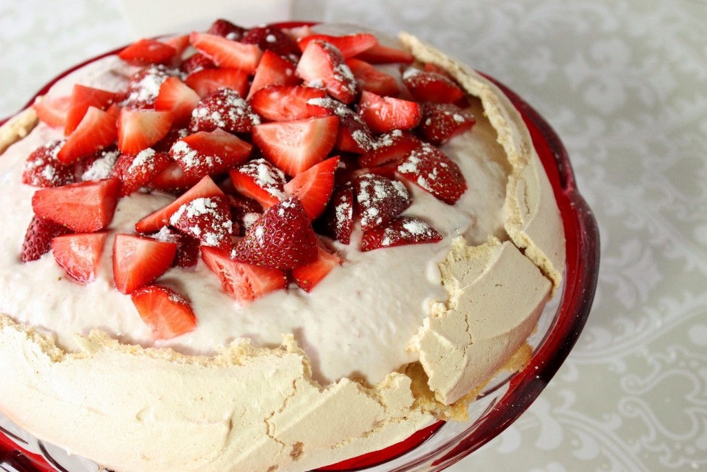 Pavlova with Greek Yogurt and Strawberries Recipe