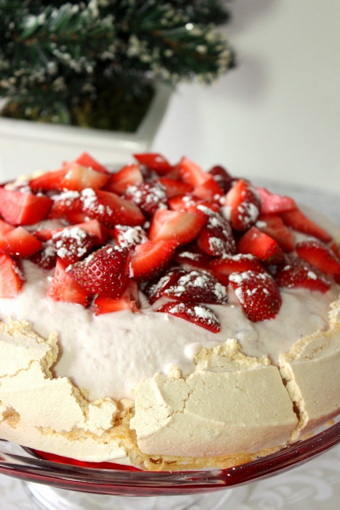 Pavlova with Greek Yogurt and Strawberries Recipe