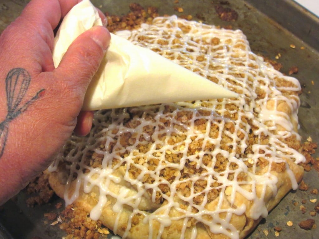 Apple Pie Crostata - www.kudoskitchenbyrenee.com Apple Pie Crostata - https://www.kudoskitchenbyrenee.com///2015/04/apple-crumble-crostata/