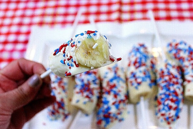 Patriotic White Chocolate Covered Frozen Bananas - kudoskitchenbyrenee.com