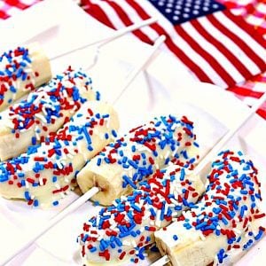 Want something that's cold and creamy? Something that's healthy and yet slightly decadent, too? These Patriotic White Chocolate Covered Frozen Bananas are just the thing you're craving! - kudoskitchenbyrenee.com