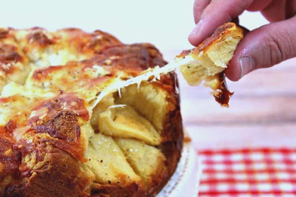 This Incredibly Easy & Cheesy Garlic Pull Apart Bread bakes in a springform pan and takes advantage of canned biscuits, making for a very delicious presentation which anyone can make. - kudoskitchenbyrenee.com Easy & Cheesy Garlic Monkey Bread - kudoskitchenbyrenee.com