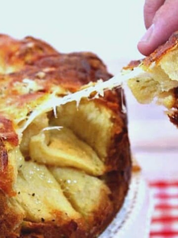 Easy & Cheesy Garlic Monkey Bread - kudoskitchenbyrenee.com