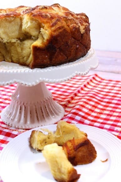 Easy & Cheesy Garlic Monkey Bread - kudoskitchenbyrenee.com