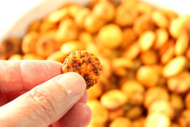 Sriracha Firecracker Cracker Snackers pack a whole lot of punch into an itty-bitty cracker. BAM! - kudoskitchenbyrenee.com Sriracha Firecracker Cracker Snackers - kudoskitchenbyrenee.com
