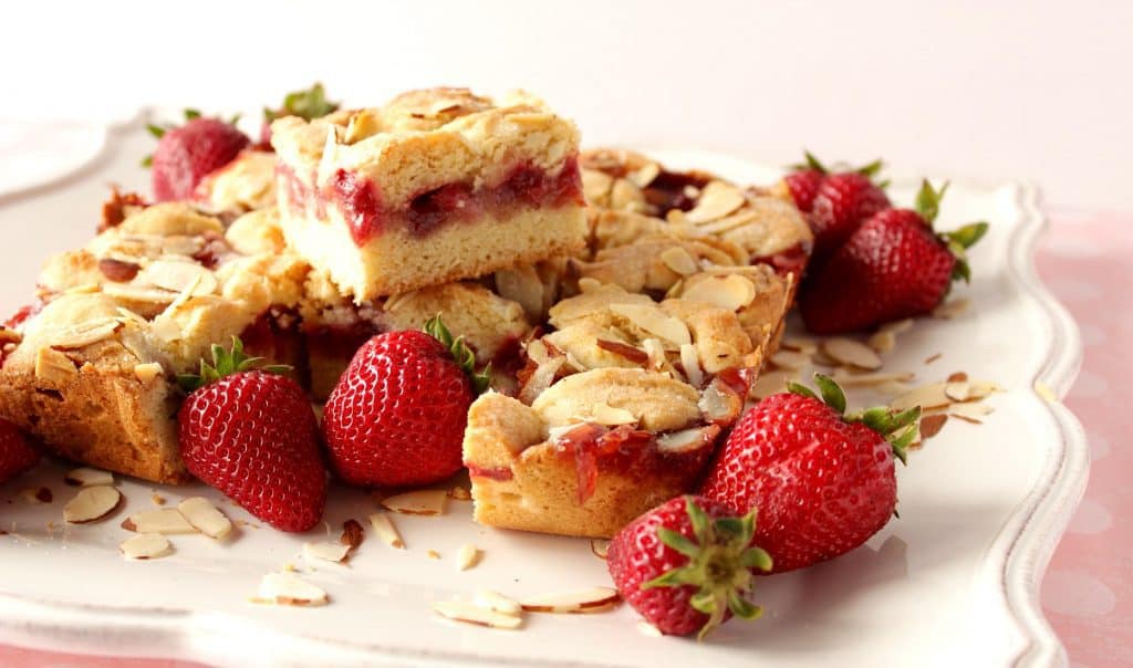 Strawberry Cobbler Bars - www.kudoskitchenbyrenee.com