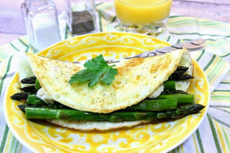 Low Calorie Egg White Omelet with Asparagus