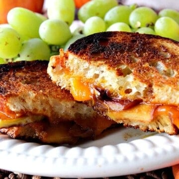 Grilled Cheddar Cheese Sandwich with Caramelized Apples