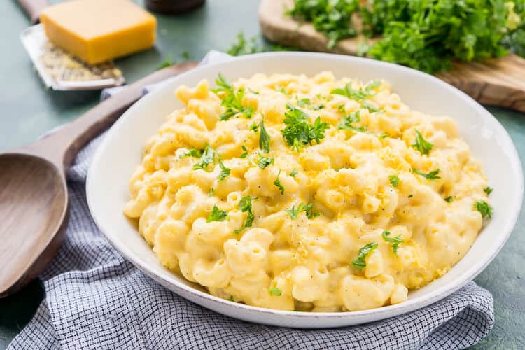 Macaroni & Cheese Recipe Roundup 2018 Friday's Featured Foodie Feastings - www.kudoskitchenbyrenee.com