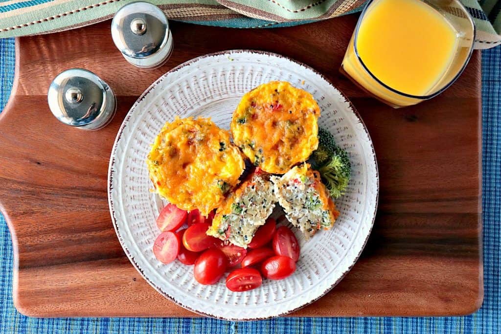 These healthy Quinoa Veggie Egg White Cups are low in calorie, high in protein and fiber, and they're delicious. Not to mention you can make them one day and then have your grab and go breakfast for the rest of the week ready at your fingertips. - www.kudoskitchenbyrenee.com Healthy Quinoa Veggie Egg White Cups for Breakfast - kudoskitchenbyrenee.com