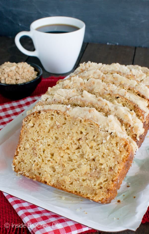 From sweet to savory, this Quick Bread Recipe Roundup for Friday's Featured Foodie Feastings has something for everyone. - www.kudoskitchenbyrenee.com