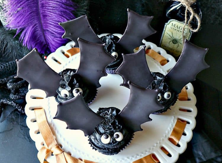 royal icing bat wing cupcakes with video presentation #halloweentreatsweek