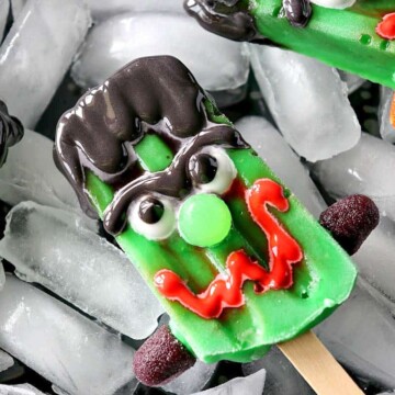 The kids will think you're the coolest mom around when you make them these Frozen Frankenstein Pudding Pops! Thank you scary much!! - kudoskitchenbyrenee.com