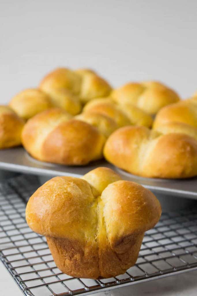 Thanksgiving Rolls, Buns & Breads Recipe Roundup for Friday's Featured Foodie Feastings - kudoskitchenbyrenee.com