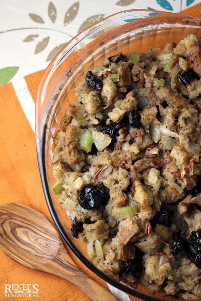 Thanksgiving Stuffing & Dressing Recipe Roundup 2018 - Friday's Featured Foodie Feastings - kudoskitchenbyrenee.com @kudoskitchen