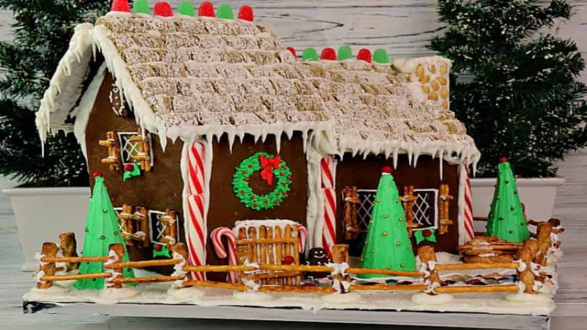 https://www.kudoskitchenbyrenee.com/wp-content/uploads/2018/12/Gingerbread-House-Recipe-and-Tutorial-featured-image-1200-x-675.jpg