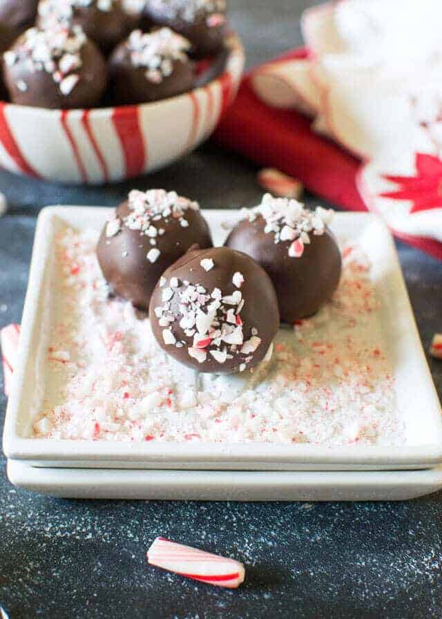 Today's Homemade Candy Recipe Roundup for Friday's Featured Foodie Feastings is for those of us who enjoy giving homemade gifts of love during the holidays. Sweet! - kudoskitchenbyrenee.com