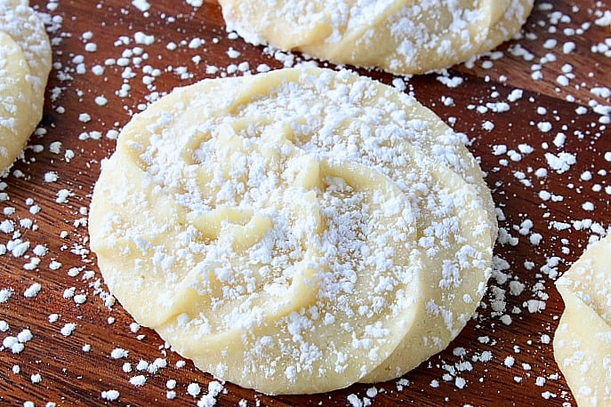 Closeup photo of a Viennese Whirl cookie sprinkled with confectioners sugar.