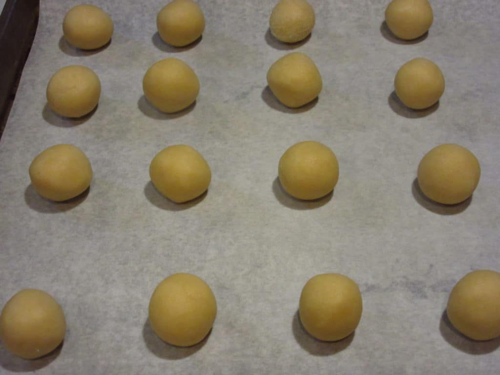 Cookie batter balls before baking.