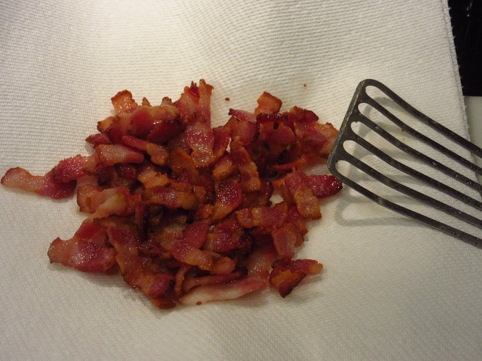 Cooked bacon on a paper towel.