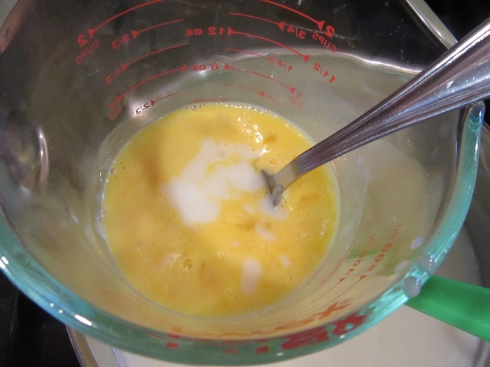How to temper eggs to make a cream pie.