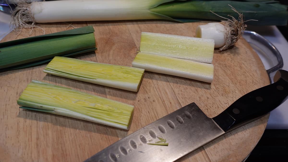 Image of how to cut leeks on a cutting board.