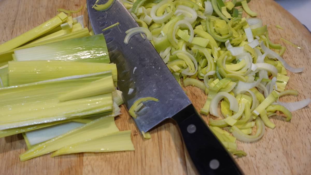 Image of how to slice leeks.