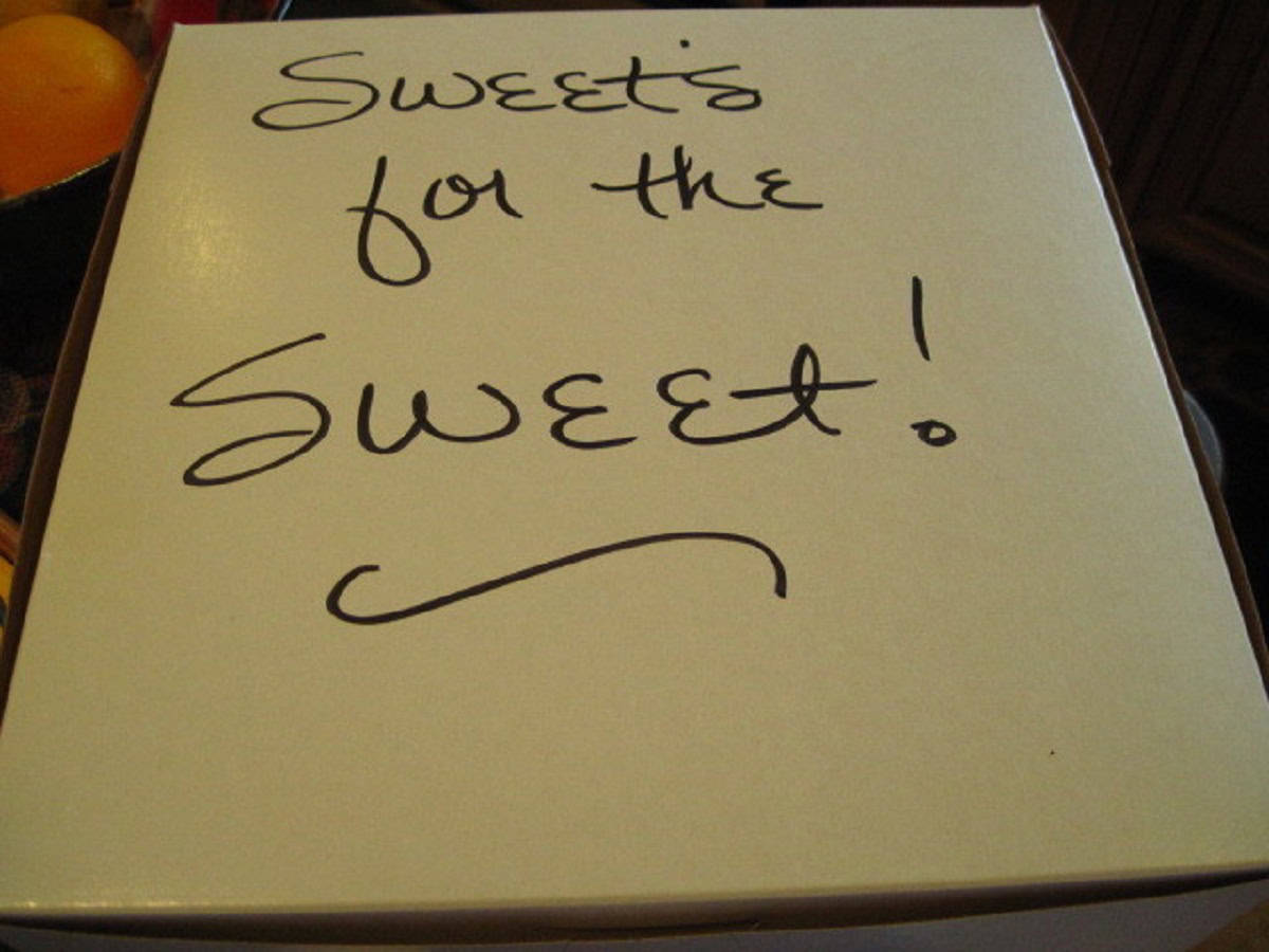 A hand written note on the top of a bakery box.