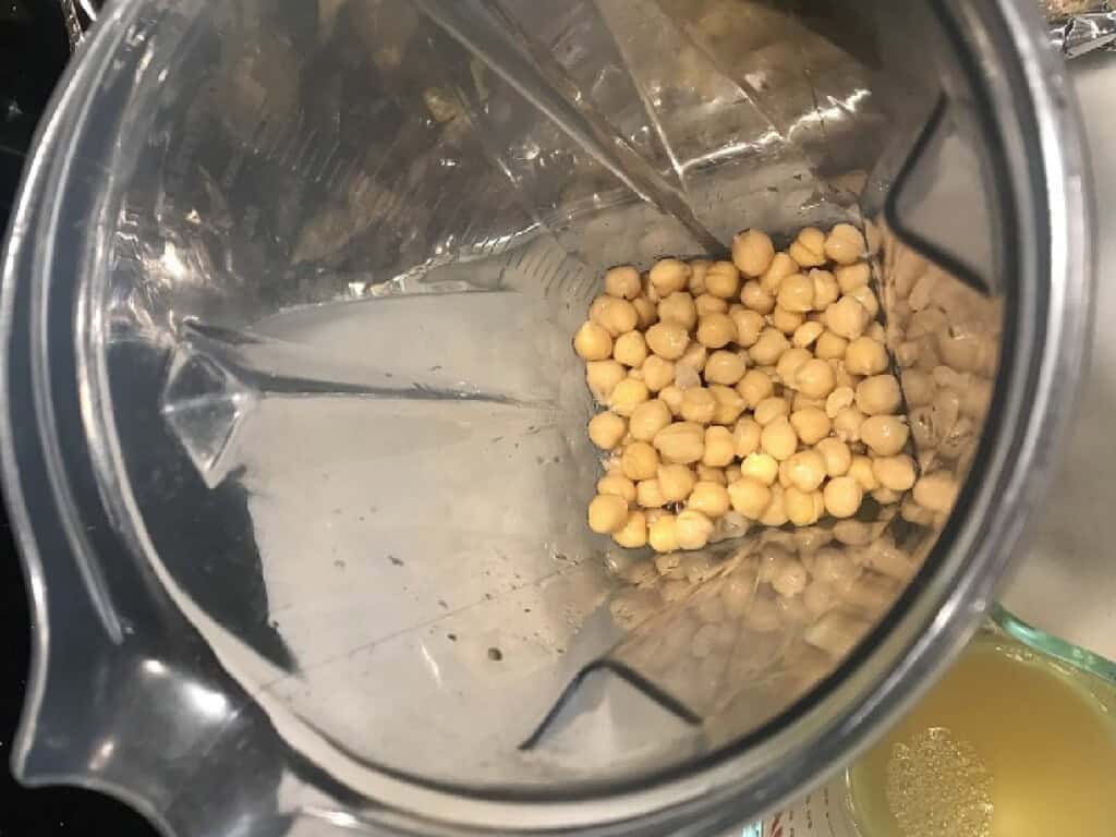 Drained chickpeas inside a blender.