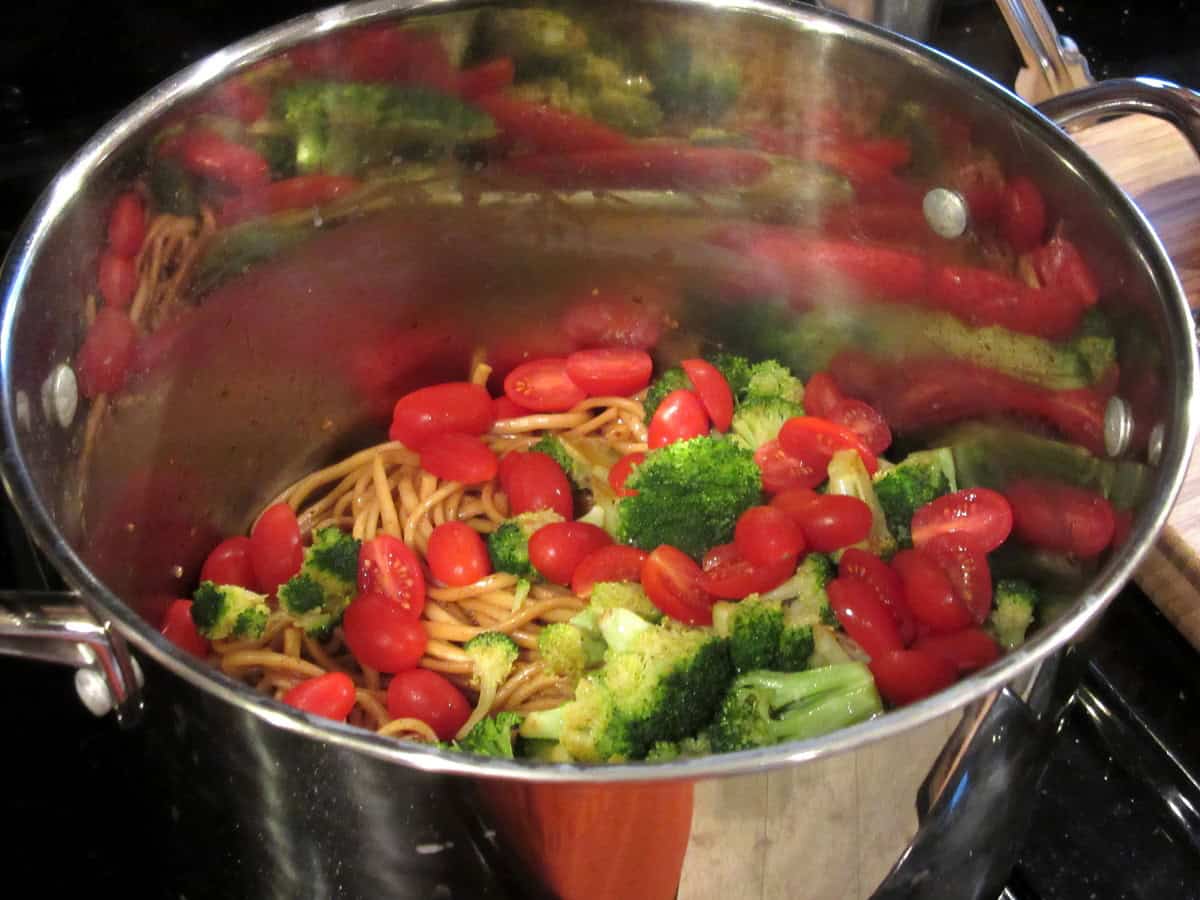 Linguine broccoli and tomatoes in a large pot.