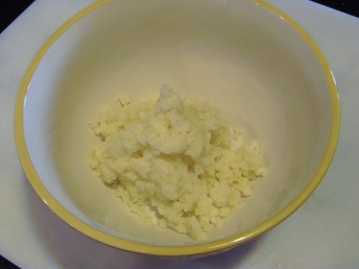 Dry mashed potatoes in a bowl.