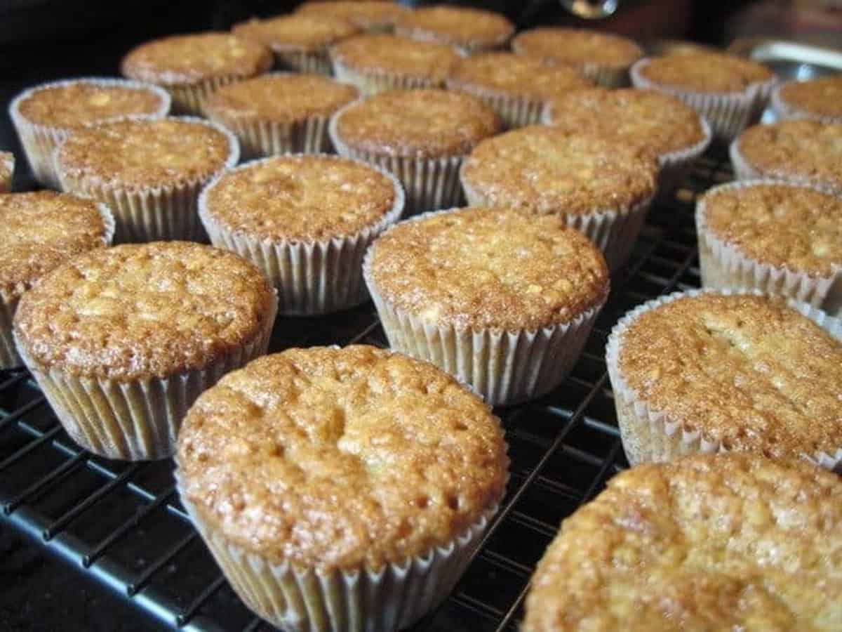 A bunch of baked holiday nut cups on a wire rack for cooling.